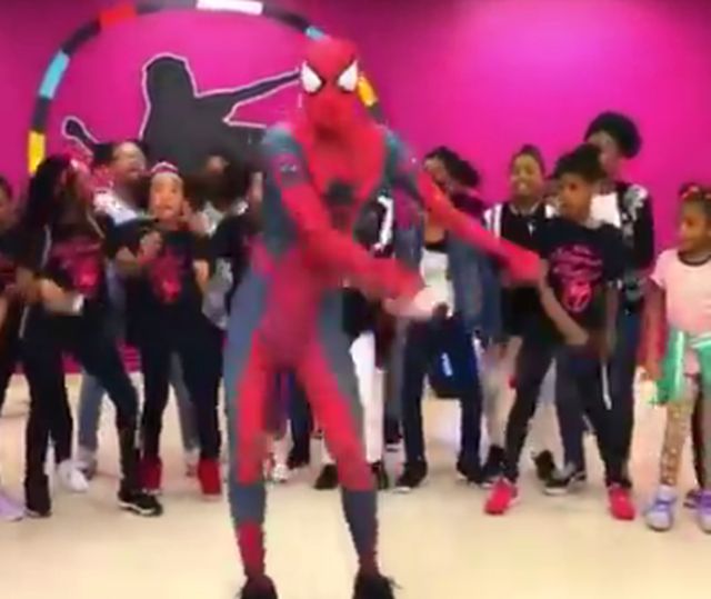 Spiderman bailando A-HA - TAKE ON ME | Cachondeo Express Humor